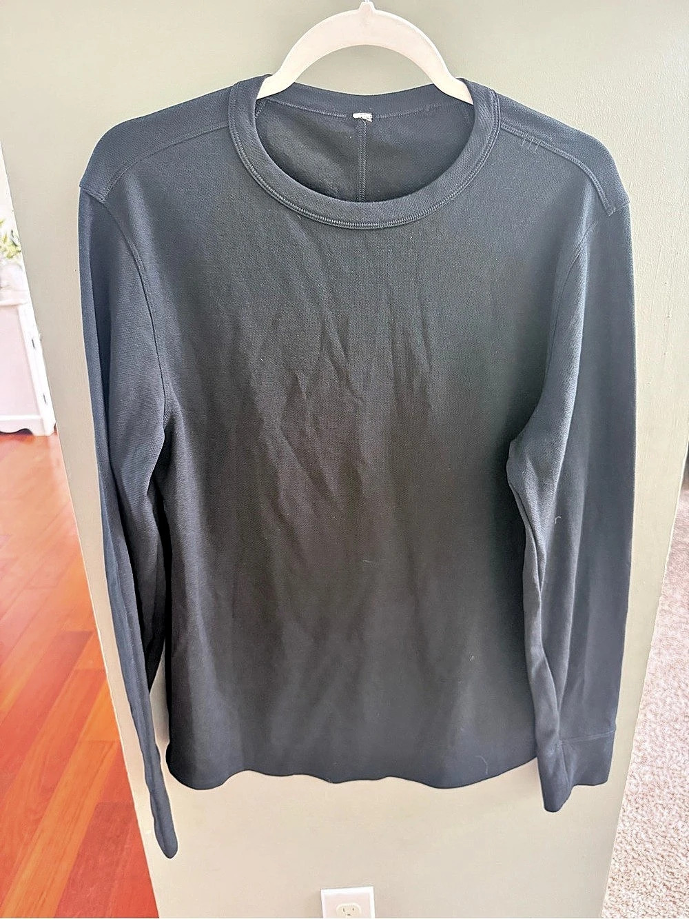 Lululemon Men’s Black Long Sleeve Performance Shirt – Approx. 20” Pit to Pit (si